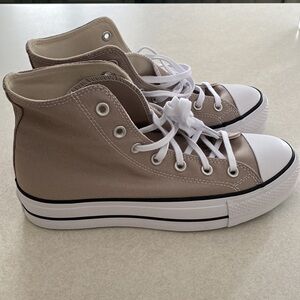 Converse Chuck Taylor platforms in taupe, NWOT sz US WOMENS 9